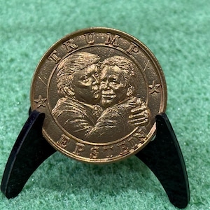 Moneda conmemorativa del abrazo entre Trump y Epstein de 40 mm