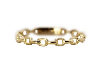 Könnte beinhalten: Ein goldener Kettenring mit einem schlichten, klassischen Design. Der Ring besteht aus einer einzigen Kette mit ovalen Gliedern.