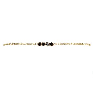 K&ouml;nnte beinhalten: Ein zartes Armband aus einer goldenen Kette mit f&uuml;nf kleinen runden Steinen. Die Steine sind schwarz und wei&szlig; und bilden ein schlichtes und elegantes Design.