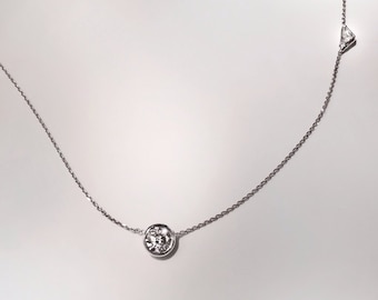 Collar con solitario y diamante de talla triangular