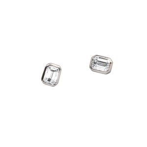 Puede incluir: Un par de pendientes de plata con piedras preciosas transparentes de corte esmeralda.