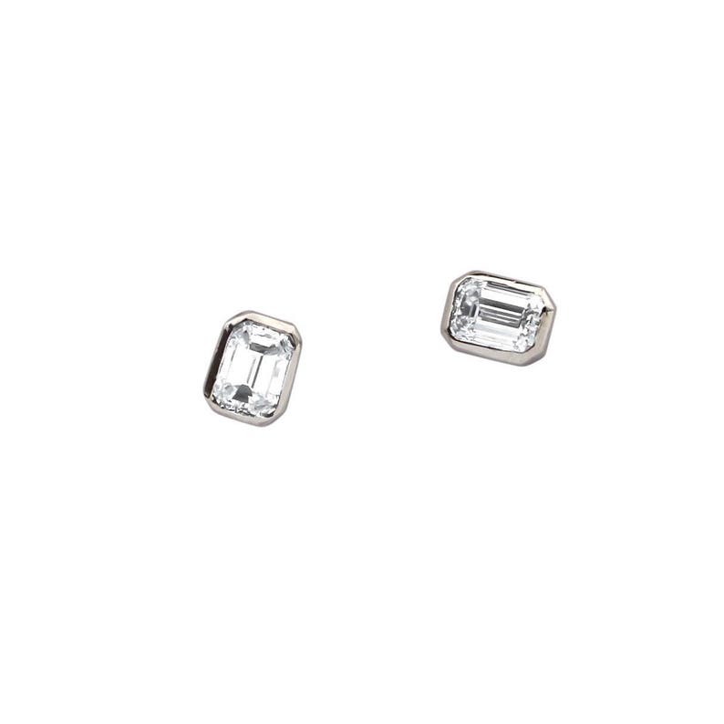 Puede incluir: Un par de pendientes de plata con piedras preciosas transparentes de corte esmeralda.