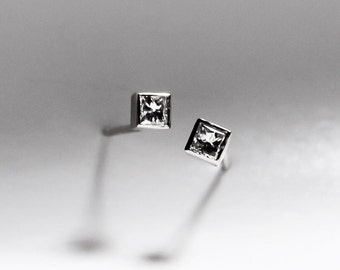 Orecchini a bottone con diamanti taglio princess in oro 14k