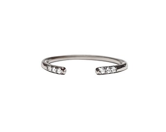 Delicado anillo de puño apilable de diamante solitario