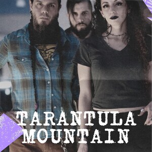 Op de afbeelding: Een band genaamd "Tarantula Mountain" met drie leden. De bandleden dragen casual kleding. De bandnaam is in witte letters op een paarse achtergrond geschreven.