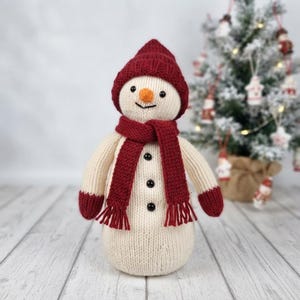 Stickmönster för snögubbe | Festlig julleksak och högtidsdekor i PDF-handledning | Nybörjarvänligt vinterplyschprojekt av CraftedByMOD