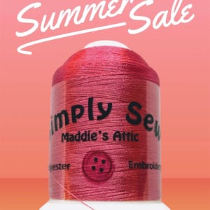 Peut inclure: Une bobine de fil à broder rouge avec le texte "Simply Sew Maddie's Attic" et "Polyester Embroidered" sur l'étiquette.