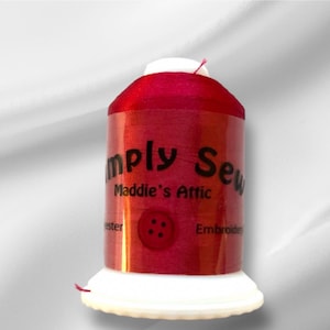 Peut inclure: Une bobine de fil à broder rouge avec le texte "Simply Sew Maddie's Attic" et "Embroidery Thread" sur l'étiquette.