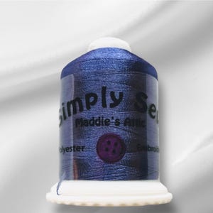 Peut inclure: Une bobine de fil à broder Simply Sew de couleur bleu foncé. La bobine est étiquetée "Simply Sew Maddie's Attic" et "Polyester Embroidery Thread".
