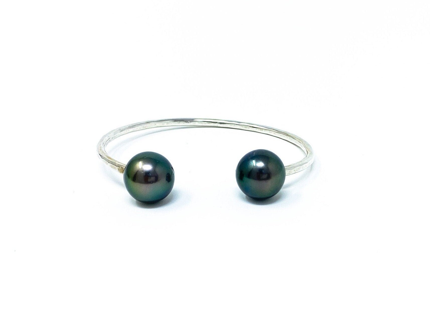 Tahitian pearl hammered cuff