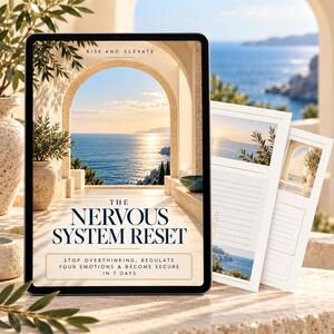 Może przedstawiać: Tablet cyfrowy wyświetla stronę tytułową z napisem The Nervous System Reset, przedstawiającą śródziemnomorski łuk z widokiem na morze. Obok znajdują się dwie wydrukowane strony z liniami i polami wyboru w tym samym nadmorskim stylu.