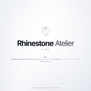 Könnte beinhalten: Eine digitale Grafik mit dem Text Rhinestone Atelier, BY ERLS und PREPARING STUDIO. Ein geometrisches Schildsymbol befindet sich über dem Text, mit einem Fortschrittsbalken, der 72% auf einem hellgrauen Hintergrund anzeigt.
