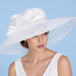 Cappello Derby extra large color avorio: da sposa a tesa larga, con fiore di piume