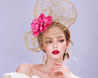 Sombrero tocado dorado metalizado con magnolia fucsia: Kentucky Derby, carreras de Ascot