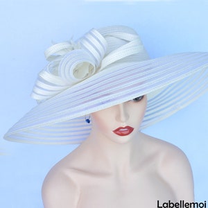 Sombrero Derby extragrande color marfil: ala ancha para boda, flor de plumas