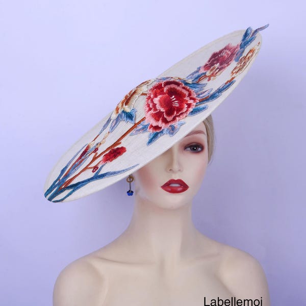 Chinoiserie Fascinator: Großer Ivory Sinamay Untertasse Hatinator mit roter Stickerei