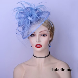 Neu Hellblauer Fascinator Taubenblauer Sinamay Hatinator Hut Hochzeit Ascot Kentucky Derby Brautmutter mit Federn Bild 1