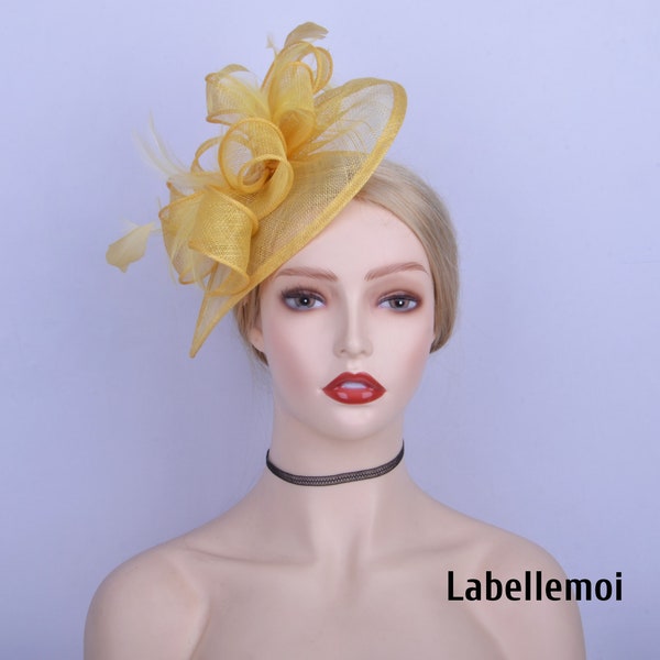 NIEUWE Gele sinamay fascinator Hoofdband druppel hoedenmaker w / veren, ideaal voor Kentucky derby Ascot races Royal Wedding, Tea party