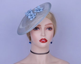 Elegante lichtblauwe tovenaar baby blauwe sinamay schotel hatinator bruiloft hoed mini bloem races Ascot Kentucky Derby, moeder van de bruid, geschenken