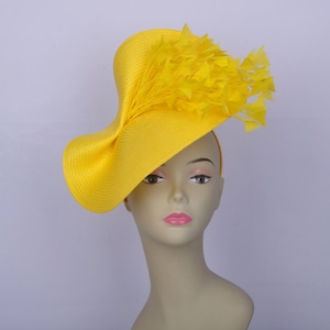 Gele schotel Fascinator Hatinator: verenbloem, Derby-hoedje