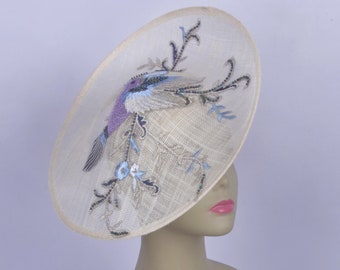 Chinoiserie ivoire/bleu/violet soucoupe sinamay hatinator Kentucky Derby chapeau royal Ascot dentelle chapeau mariage fascinator avec broderie fleurs et oiseaux