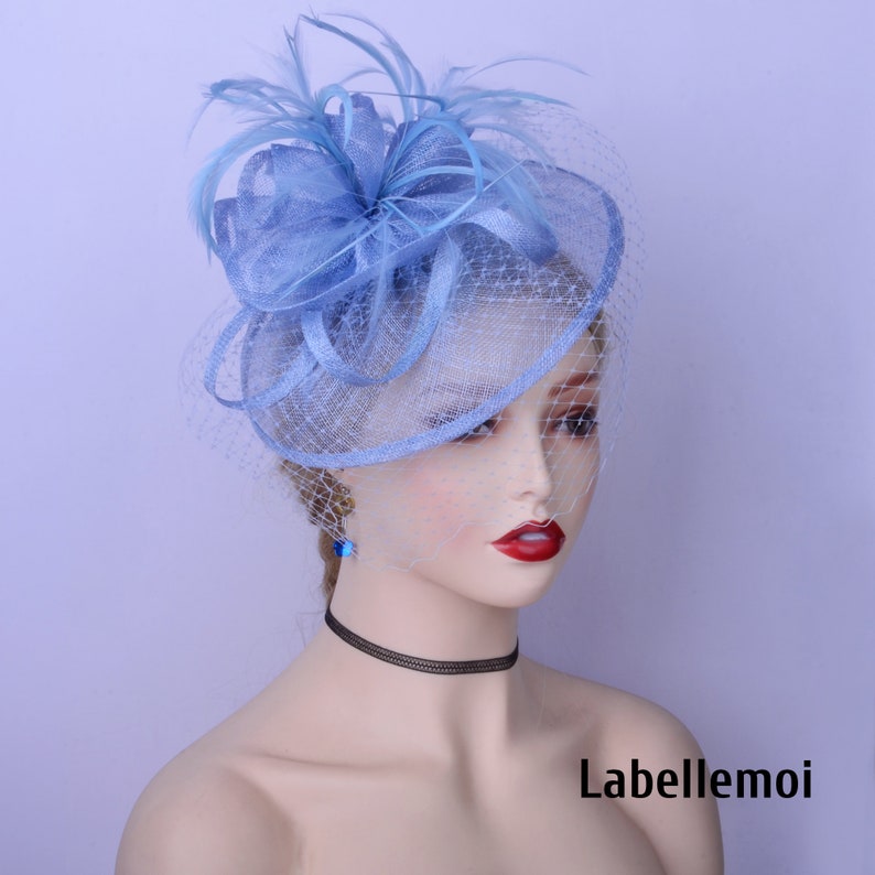 Neu Hellblauer Fascinator Taubenblauer Sinamay Hatinator Hut Hochzeit Ascot Kentucky Derby Brautmutter mit Federn Bild 4