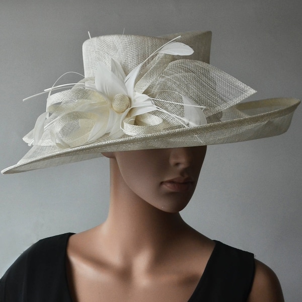 Chapeau sinamay ivoire grande robe fascinateur de chapeau d'église avec fleur en plumes, pour le derby du Kentucky, les courses de fête de mariage