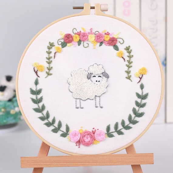 Design Works Kit Federe Per Ricamo Con Motivo Pecore Che Corrono, 2 Pezzi 50x76 Cm, Tessuto Poliestere/Cotone, Inchiostro Lavabile
