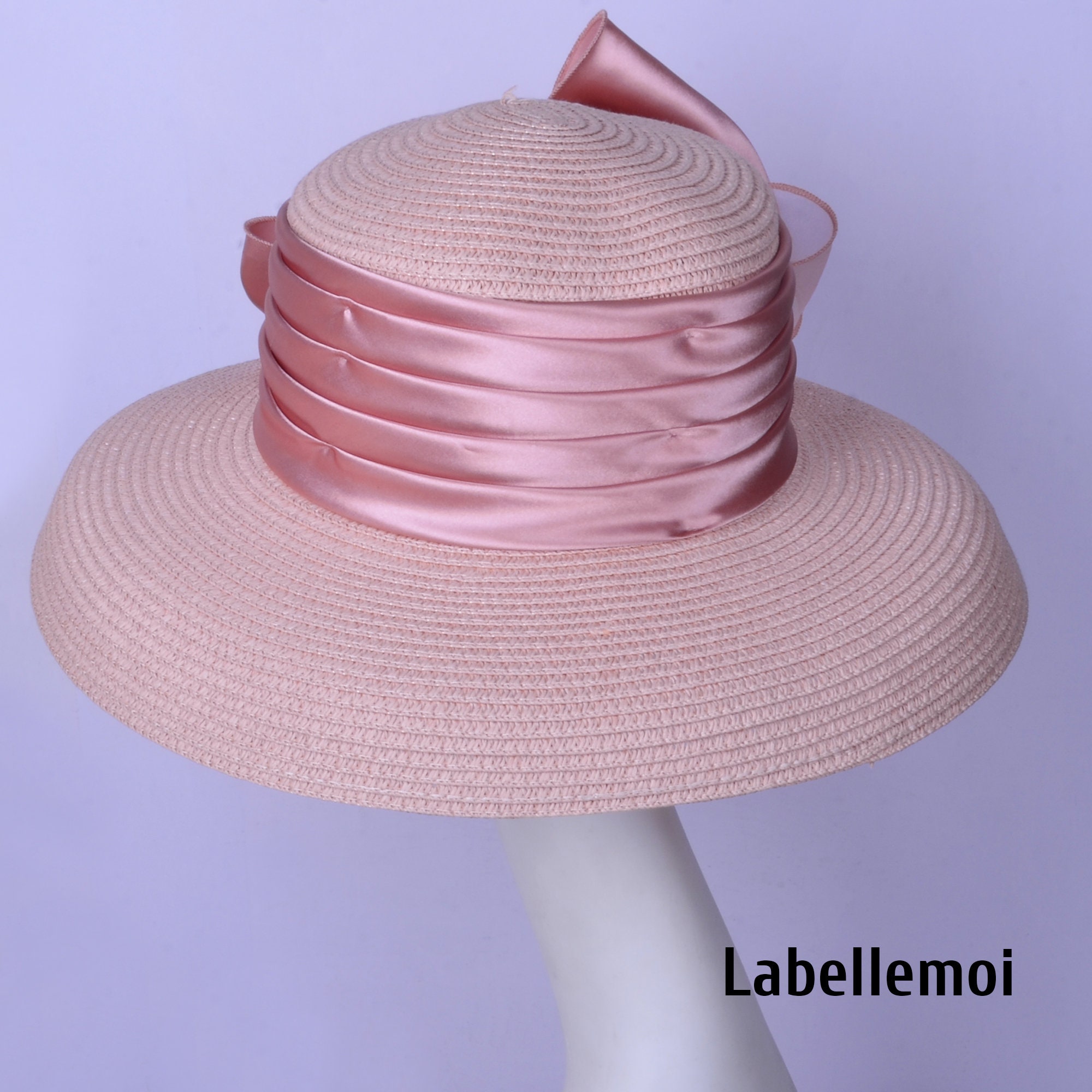 Chapeau Fascinator Rose Pâle à Large Bord - Mariage, Royal Ascot, Taille 55 Cm, Avec Orchidées, Neuf Avec étiquettes