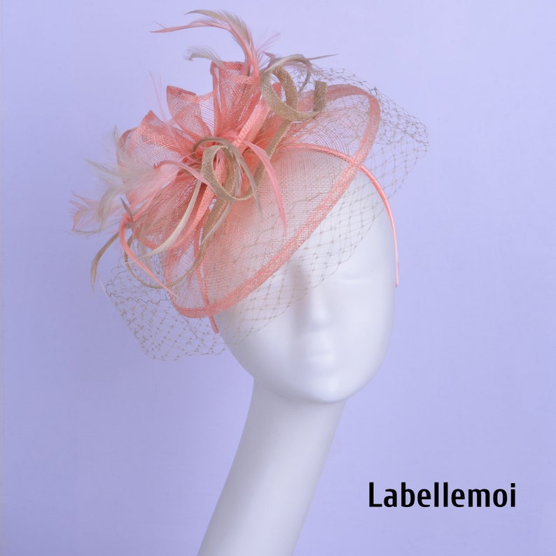 Neu Hellblauer Fascinator Taubenblauer Sinamay Hatinator Hut Hochzeit Ascot Kentucky Derby Brautmutter mit Federn Peach pink/beige