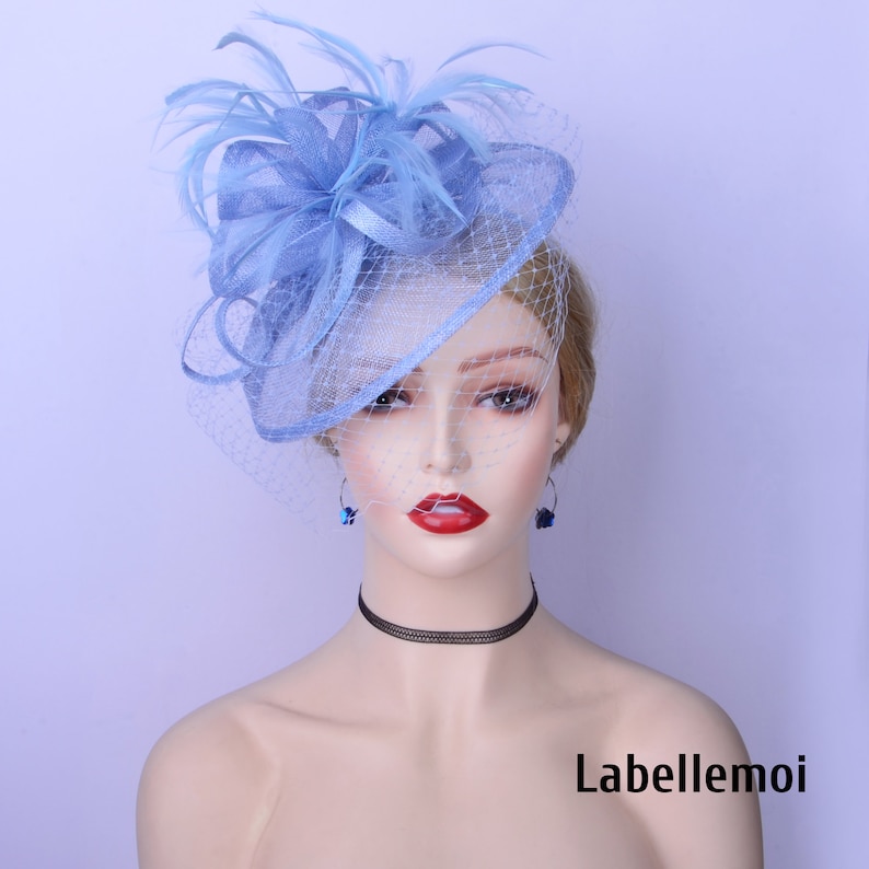 Neu Hellblauer Fascinator Taubenblauer Sinamay Hatinator Hut Hochzeit Ascot Kentucky Derby Brautmutter mit Federn Light blue