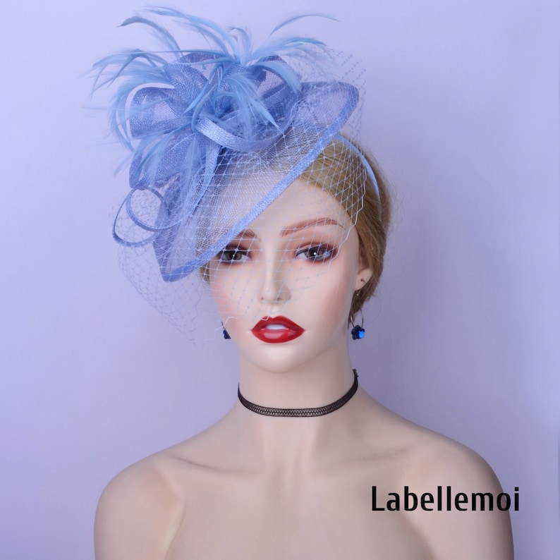 Neu Hellblauer Fascinator Taubenblauer Sinamay Hatinator Hut Hochzeit Ascot Kentucky Derby Brautmutter mit Federn Bild 1