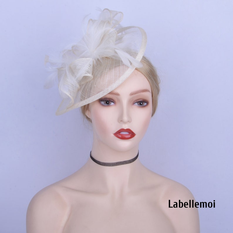 Neu Hellblau Fascinator Teardrop Babyblau Fascinator Sinamay Königliche Hochzeit Kentucky Derby Hut Kirche Ascot Braids Magd Mutter der Braut Ivory