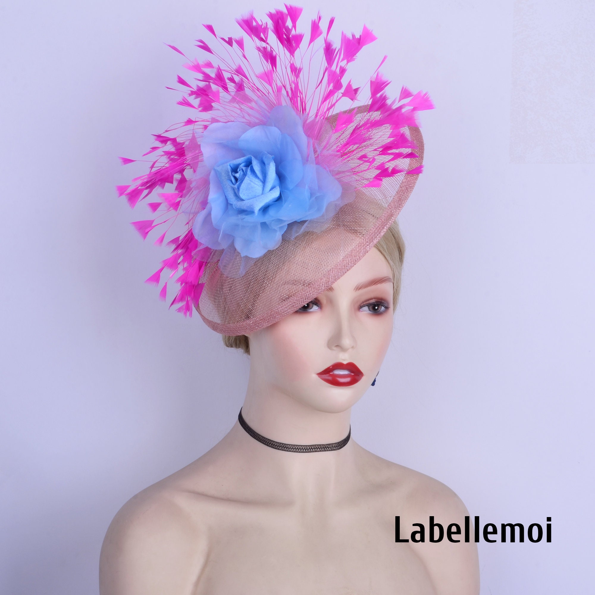 Tacchi alti con fiori e piume immagini e fotografie stock ad alta