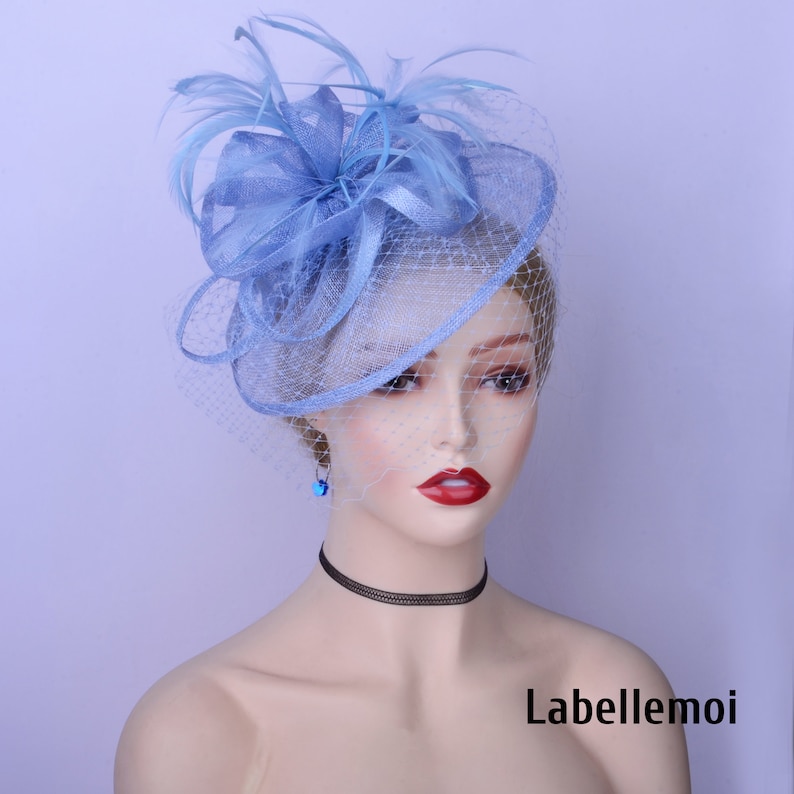 Neu Hellblauer Fascinator Taubenblauer Sinamay Hatinator Hut Hochzeit Ascot Kentucky Derby Brautmutter mit Federn Bild 3