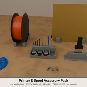 Könnte beinhalten: Ein 3D-Drucker-Zubehörset bestehend aus einer orangefarbenen Filamentrolle auf einem grauen Ständer, einem grauen Werkzeughalter mit verschiedenen Metallwerkzeugen, einer gelben quadratischen Platte, einem Schaberhalter und blauen TPU-Anhängern.