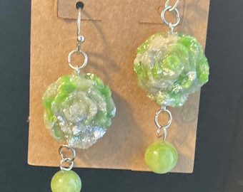 Pendientes de cuentas de rosa y jaspe en verde y plata.