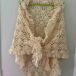 Boho Crochet Shawl: Vintage 1970s Cottagecore Ivory Tones, Triangular Fan-Shape with Fringed Loops