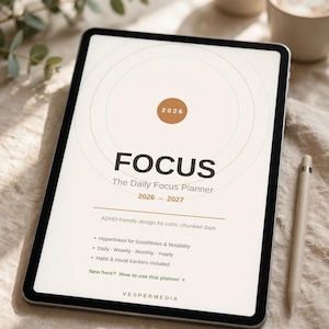 Może przedstawiać: Cyfrowy tablet wyświetlający planer zatytułowany FOCUS The Daily Focus Planner 2026-2027 z projektem przyjaznym dla ADHD, zapewniającym spokój i strukturę, z hiperłączami do GoodNotes i Notability oraz trackerami dziennymi, tygodniowymi i rocznymi.