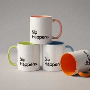 Könnte beinhalten: Vier weiße Keramikbecher mit dem schwarzen Schriftzug Sip Happens. Jeder Becher hat ein unterschiedlich farbiges Inneres und einen farbigen Henkel: pfirsichfarben, limettengrün, hellblau und leuchtend orange, in einem Stapel angeordnet.
