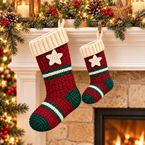以下が含まれることがあります： ダークレッド、ダークグリーン、クリームホワイトのクロシェ編みクリスマスストッキング2点。各ストッキングには、クリーム色のリブ編みカフ、中央にクリーム色の星のアップリケ、クリームとグリーンの水平ストライプが施され、つま先とかかとはグリーンで仕上げられています。