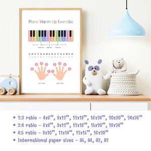 Peut inclure: Une affiche encadr&eacute;e intitul&eacute;e "Piano Warm-Up Exercise" pr&eacute;sente un diagramme de clavier de piano color&eacute;, des guides de placement des doigts et des partitions musicales. L'affiche est expos&eacute;e sur une &eacute;tag&egrave;re en bois avec des jouets d&eacute;coratifs. Disponible en diff&eacute;rentes tailles.