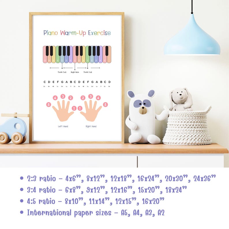 Peut inclure: Une affiche encadr&eacute;e intitul&eacute;e "Piano Warm-Up Exercise" pr&eacute;sente un diagramme de clavier de piano color&eacute;, des guides de placement des doigts et des partitions musicales. L'affiche est expos&eacute;e sur une &eacute;tag&egrave;re en bois avec des jouets d&eacute;coratifs. Disponible en diff&eacute;rentes tailles.