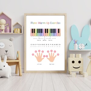 Peut inclure: Une affiche encadr&eacute;e intitul&eacute;e "Piano Warm-Up Exercise" pr&eacute;sente une illustration color&eacute;e d'un clavier de piano. En dessous, des sch&eacute;mas de mains num&eacute;rot&eacute;es indiquent le placement des doigts pour la pratique. L'affiche est dans un cadre en bois clair.