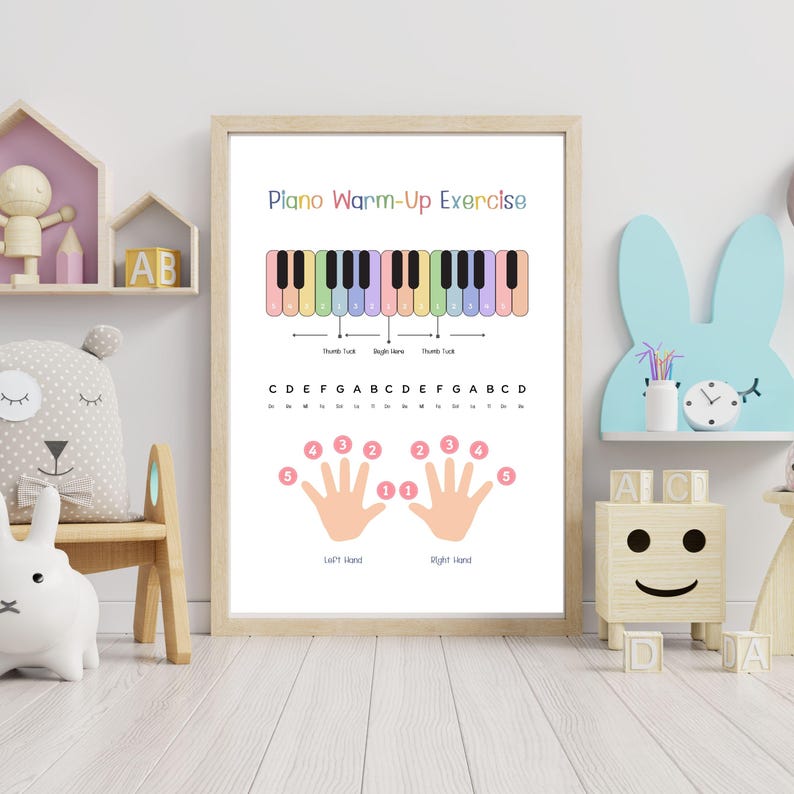 Peut inclure: Une affiche encadr&eacute;e intitul&eacute;e "Piano Warm-Up Exercise" pr&eacute;sente une illustration color&eacute;e d'un clavier de piano. En dessous, des sch&eacute;mas de mains num&eacute;rot&eacute;es indiquent le placement des doigts pour la pratique. L'affiche est dans un cadre en bois clair.