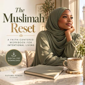 Op de afbeelding: Een digitaal PDF-werkboek getiteld The Muslimah Reset: A Faith-Centered Workbook for Intentional Living. De omslag toont een persoon met een olijfgroene hijab en een shirt met lange mouwen, een gesloten notitieboek en een gespikkelde mok op een marmeren tafel.
