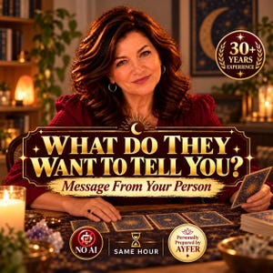 Könnte beinhalten: Ein Tarotkarten-Lesedienst mit dem Text WHAT DO THEY WANT TO TELL YOU? Message From Your Person. Das Bild enthält ein dunkelblaues Tuch mit goldenen Himmelsmustern, ein Kartendeck, eine Kerze und drei kreisförmige Abzeichen.