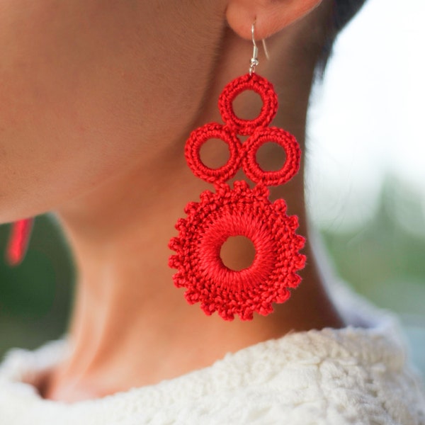 Rode oorbellen, cadeau-idee voor vrouwen, haak statement oorbellen, geschenk onder de 15, cadeau voor haar, vrouwen kroonluchter oorbellen