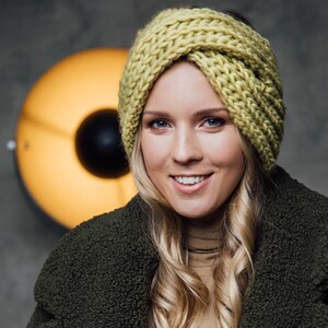 Chunky ear warmer women, knit Turban headband, warm twist headband women, Green knitted Winter boho earmuff, Trendy cap, Gift for her
