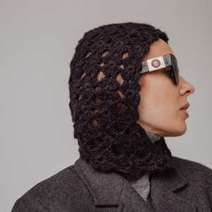 Cagoule en laine mohair au crochet, bonnet de créateur crocheté à la main avec fleurs, bonnet à capuche noir, design Barmine